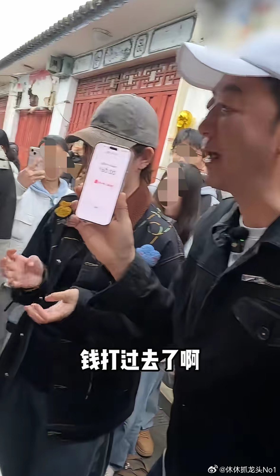 郭涛带女儿打卡一家面包店，一到那里，老板就撕一大块面包给塞他手里，郭涛说“什么意