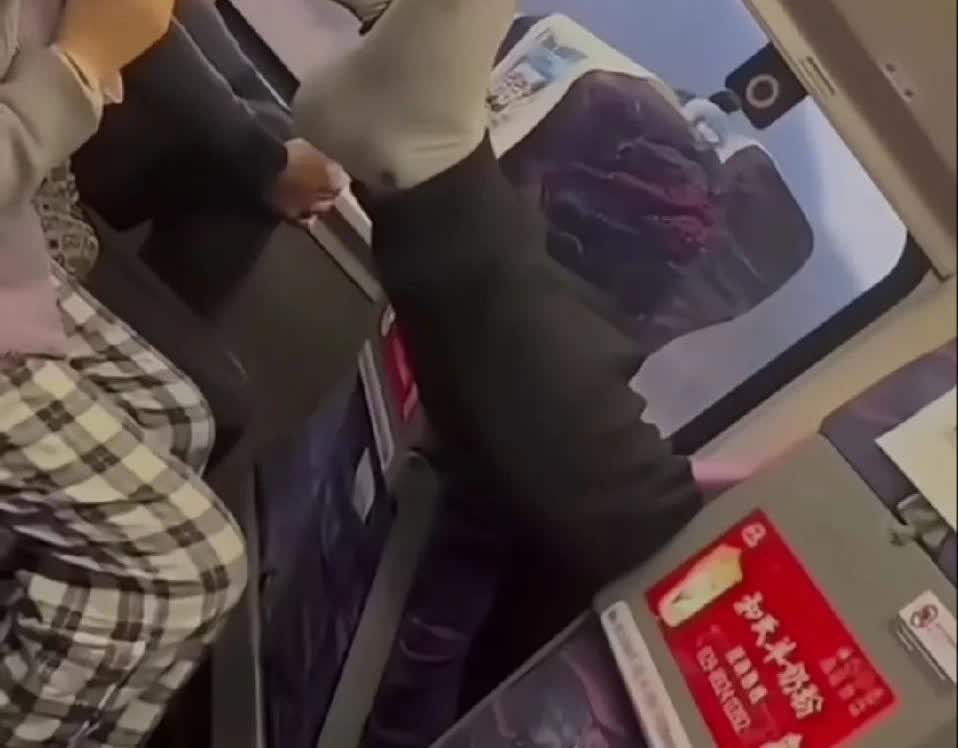 这一招够绝，但真的不提倡，原来，伸脚过来的男子，本来想调整一下座椅，
