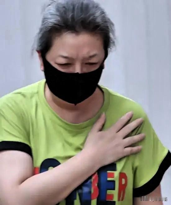 看到江珊快六十了还在话剧舞台上连轴转，确实有点不是滋味。很多人都说她当年要是跟