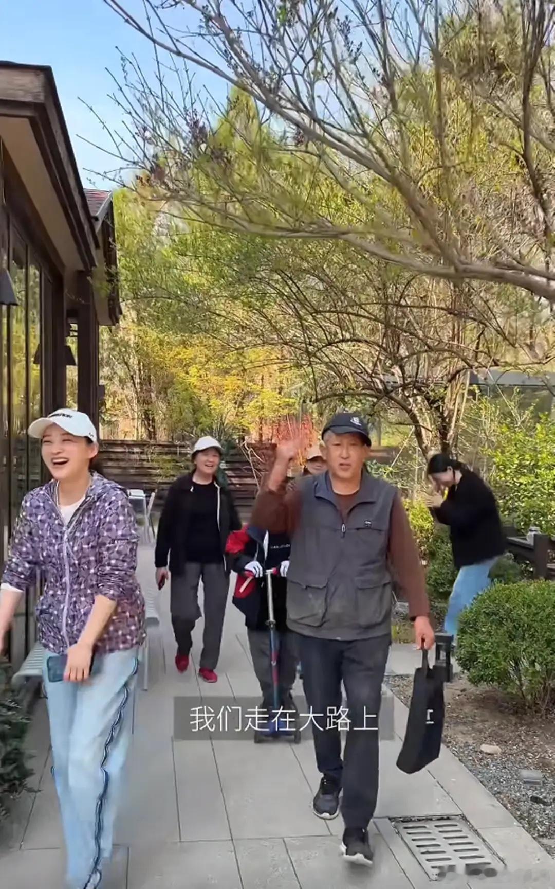 梅婷一家5口种玉米，别墅区菜地超大，还有地窖储存着很多大白菜！