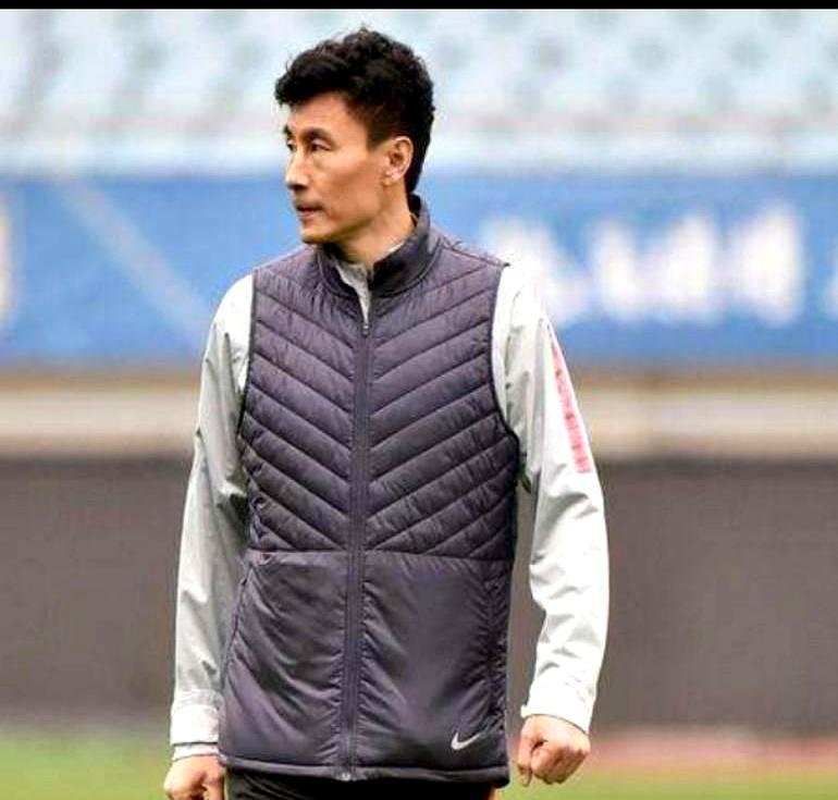 英超踢2场就被退货，转头在韩国被人喊“爹”。到了韩国，他那身刺反而成了铠甲