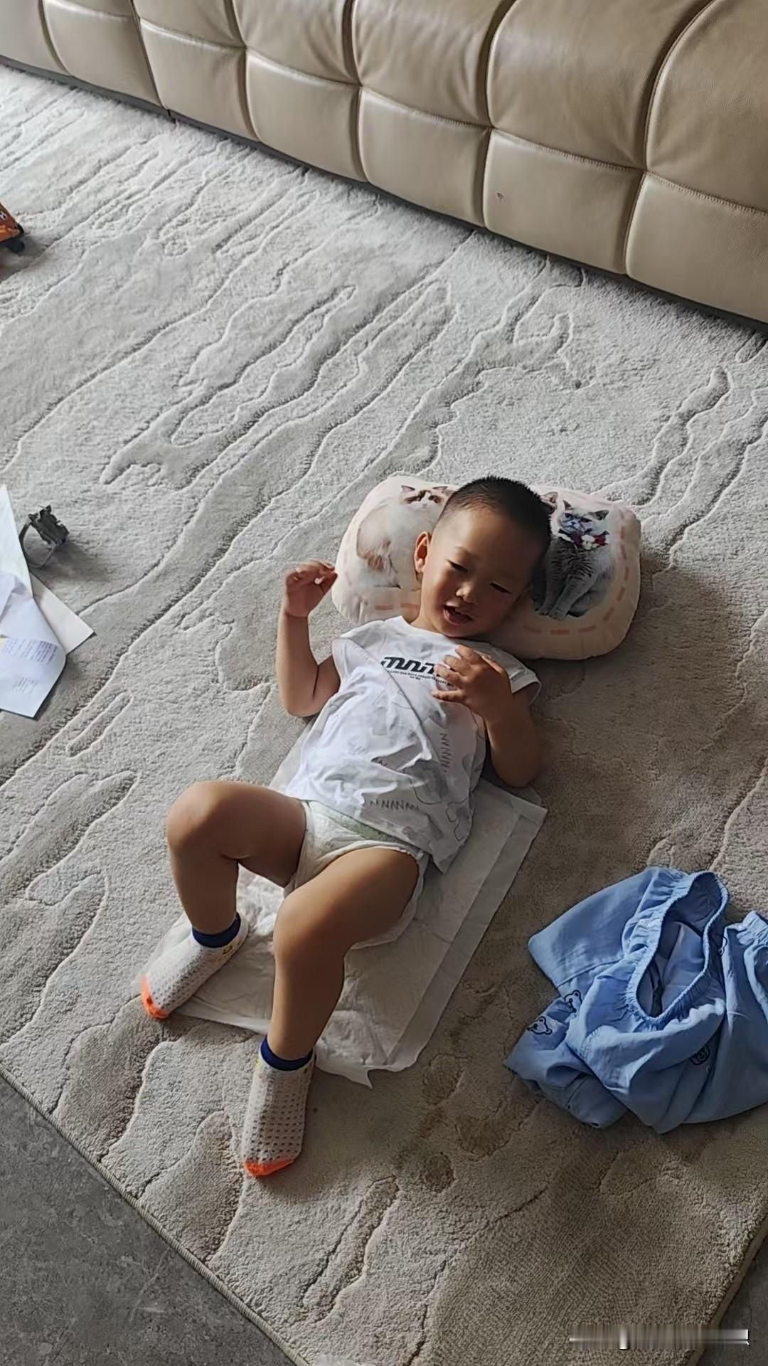 小宝奶奶住院了，姑姑来带小宝，看小宝开心的表情，和姑姑在一起挺开心的！姑姑给