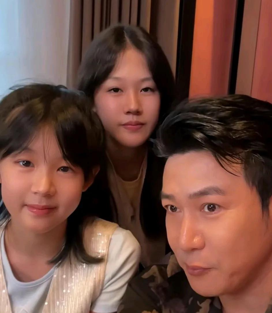 演员陆毅一家的颜值那实在是高呀，两个女儿的颜值也都很在线，两个女儿一个遗传的爸爸