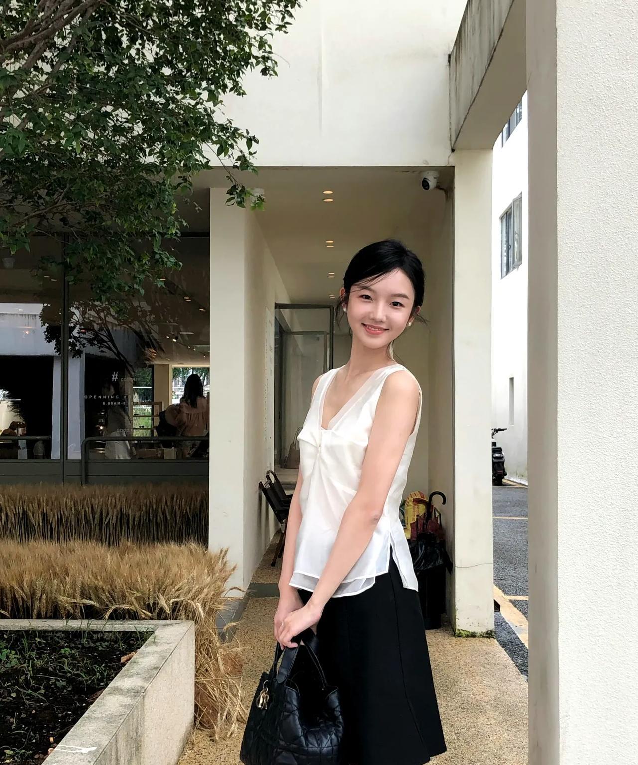 娇小玲珑美女