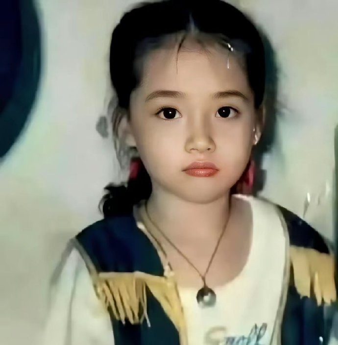 向佐女儿向芷像小公主一样，继承了妈妈郭碧婷美貌，向佐立即化身女儿奴，看来只有女儿