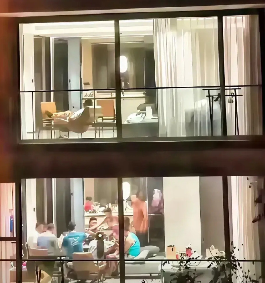 同一栋楼，不同的人家。