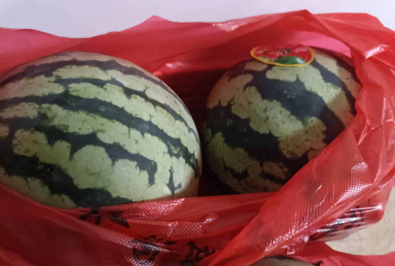 太可恶了再也不在高速路边买西瓜了，都说夏县的甜蜜蜜西瓜好吃，回老家经过夏县时有