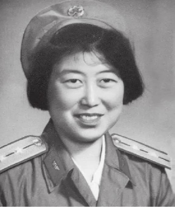 1964年，热恋中的女飞行员，被派往西北执行绝密任务，结束后回家结婚。可是怀了2