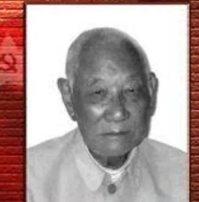 1949年，渣滓洞大屠杀，特务拿着冲锋枪，挨个监舍扫射，刘德彬抢在特务开枪之前，