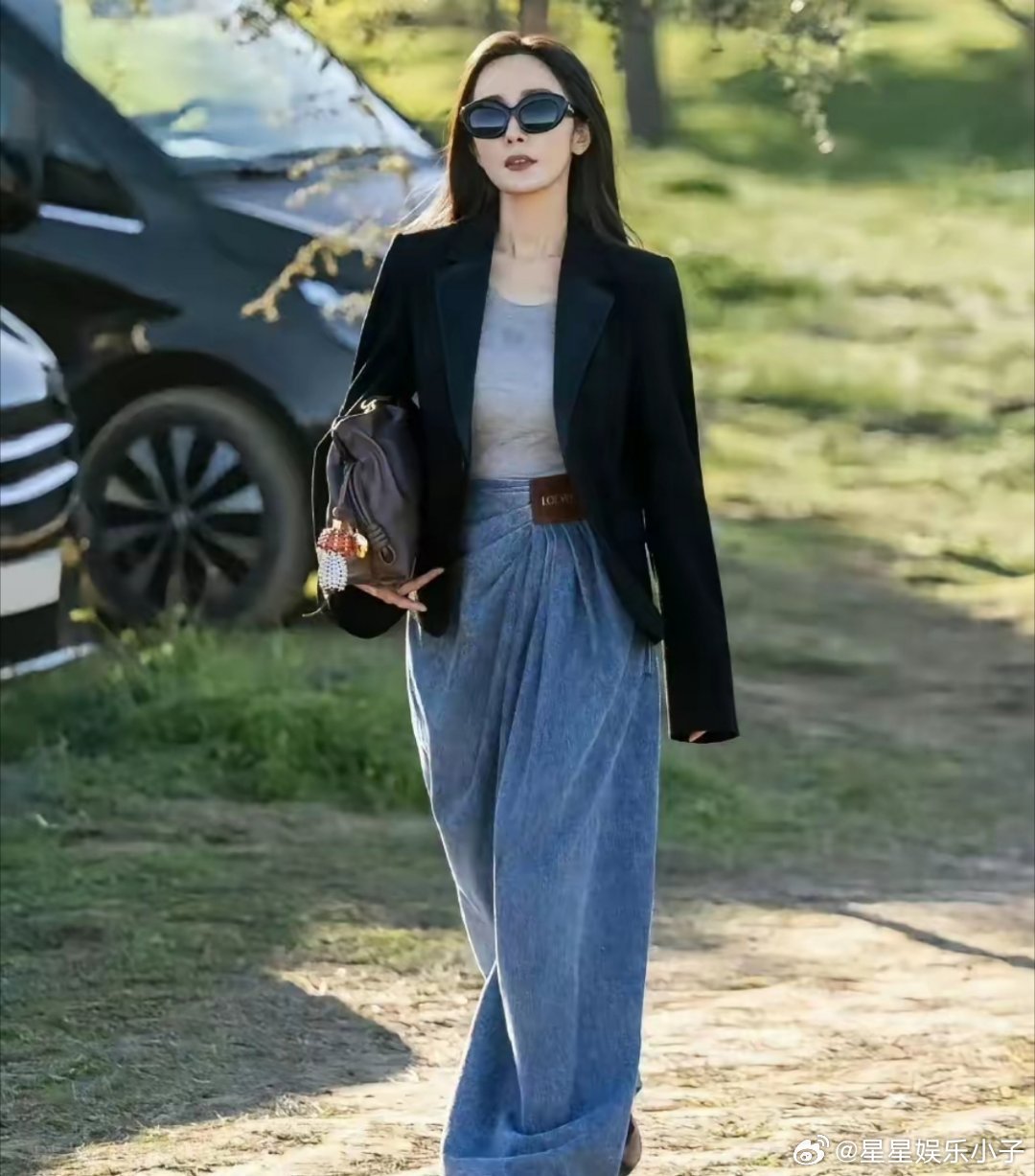 杨幂这时尚感简直逆天！每套造型都精准踩在潮流尖上，人美路子野，妥妥的行走画报，穿