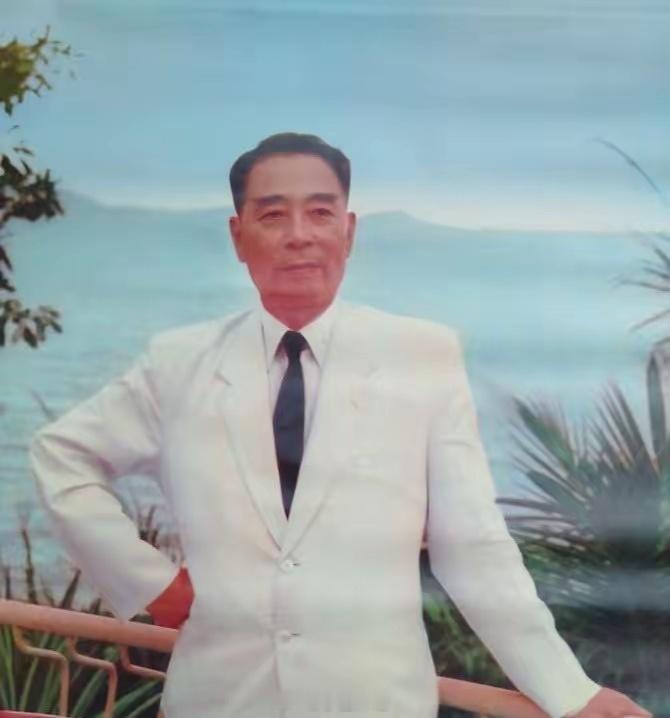 身穿白色西服的周总理，你没见过吧？这是1960年5月，周总理访问柬埔寨时的照片，