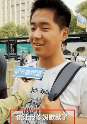 太懂事了！山东济南，男孩走出考场，接受采访回应：考完试已经准备打工了！记者听后很