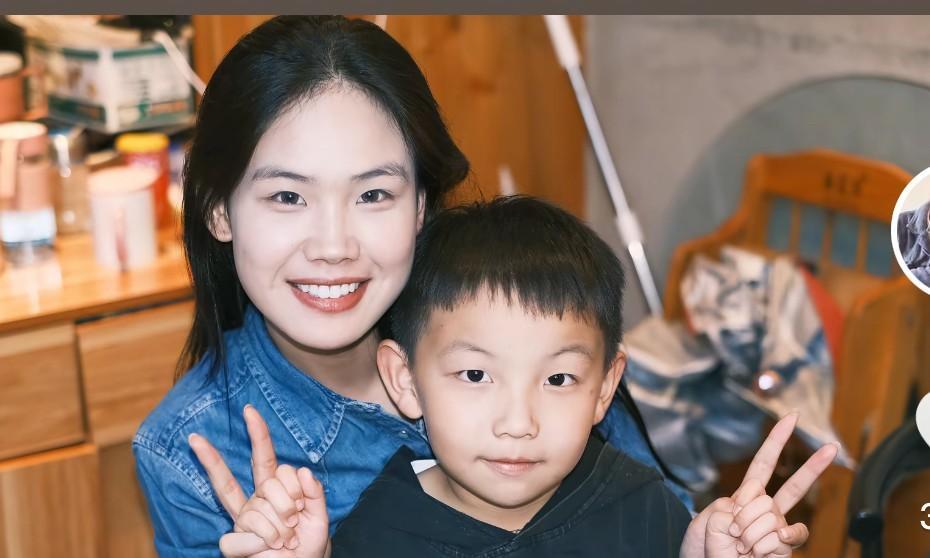 “漂亮干妈带儿子日常”，熊磊闺蜜的照片亮相了。有粉丝说，熊磊把闺蜜发到自己几十