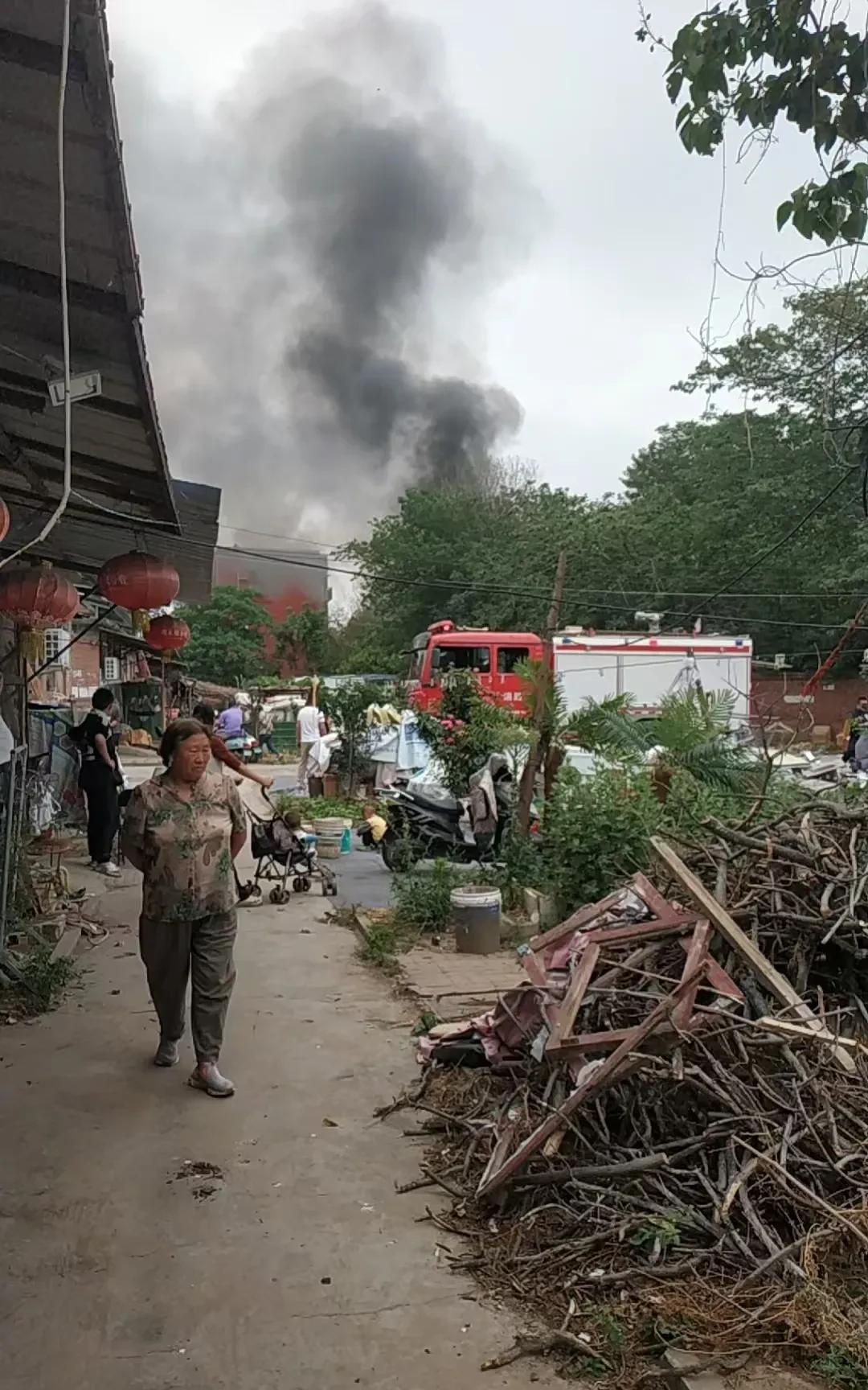 郑州中原区国棉三厂北岗家属院多间房屋被大火吞噬。下午，一场突如其来的火灾