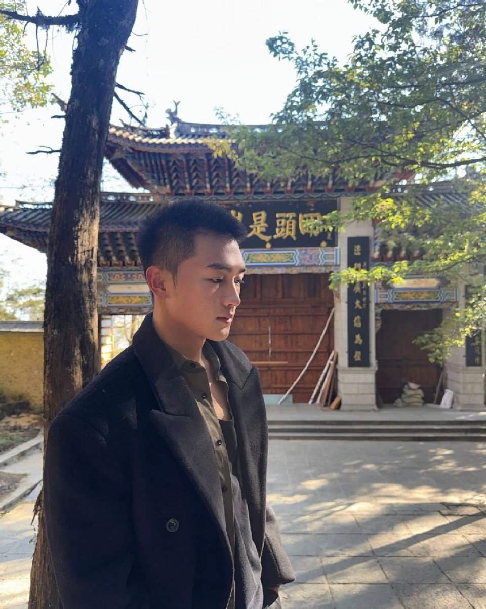 hdl之春山境刘竞屿和熊艺文这个照片拍的哈哈哈哈哈知不知道情侣是不可以庙里拜拜的