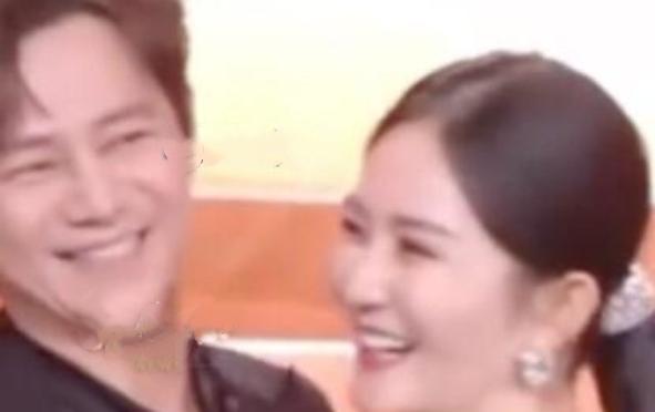 2026年4月28日，何炅52岁生日，谢娜在微博晒出三张何炅开怀大笑的合照，配文