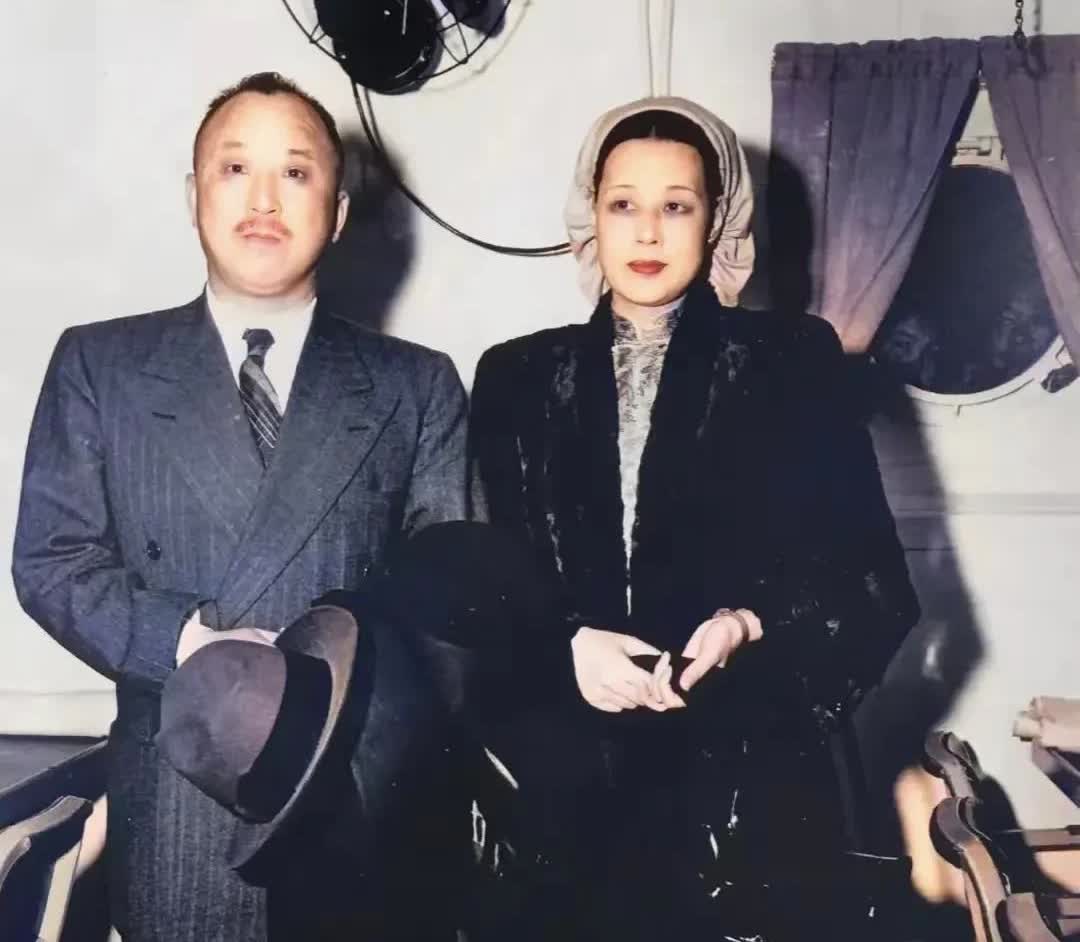 大家仔细看，卫立煌身边是他的第二任夫人韩权华，这可不是一般的女人，而是才貌与才华