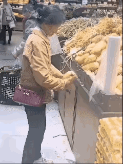 在超市里只有你想不到的，就没有大妈做不到的！看这位大妈正在超市里若无旁人的敲着藕