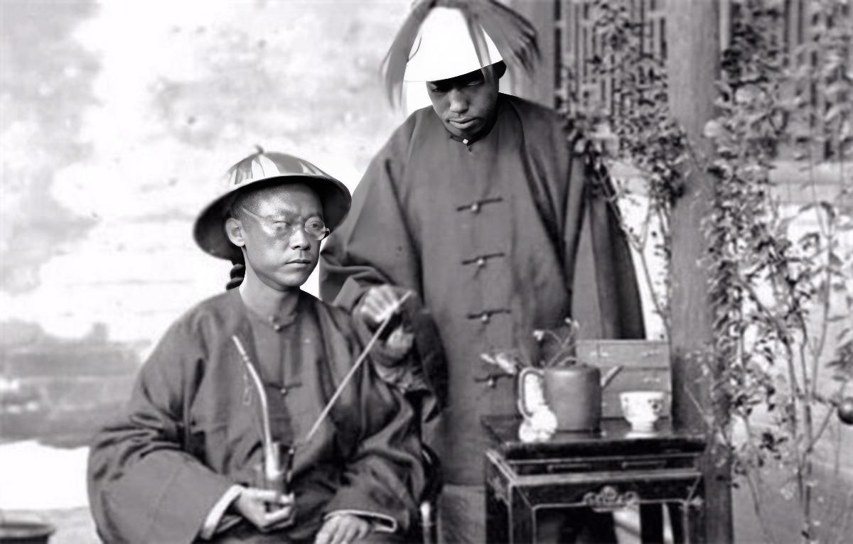 在清朝紫禁城里，专门负责夜间伺候后宫贵妃的太监，手里都攥着一个保命的小秘密，这个