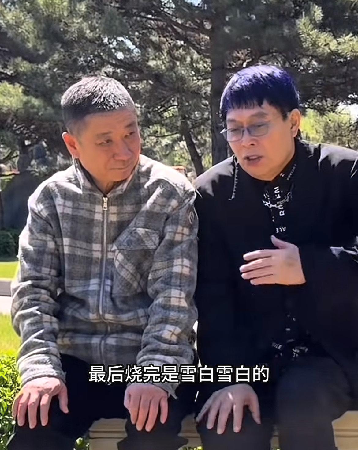 王为念染一头紫发，带着鲜花祭拜亡母，并透露：母亲去世火化的骨灰是全白色的。王为