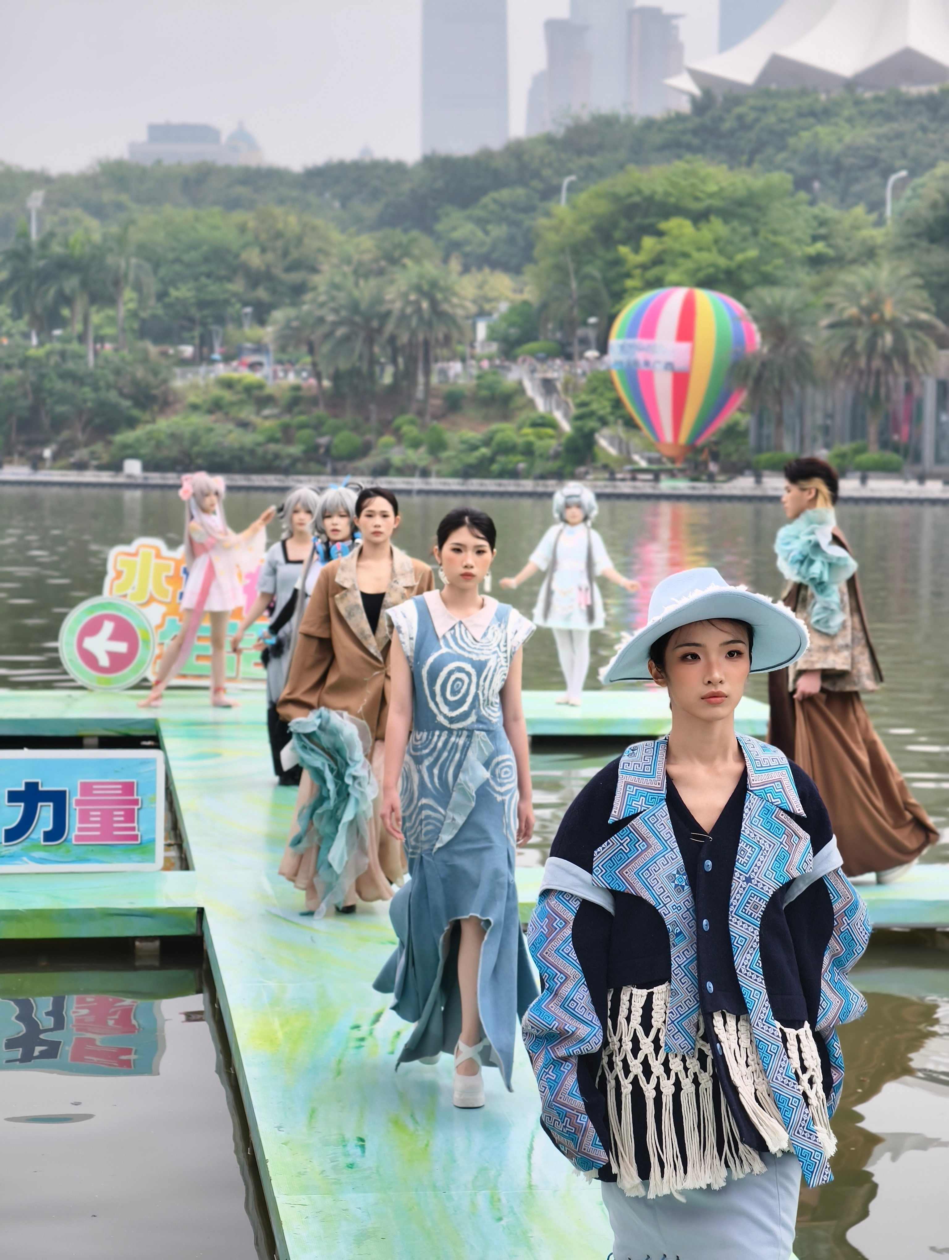 寻美广西三月三广西也有自己的机器人，叫智桂源。还跳起了竹竿舞。厉害。另外三月三的