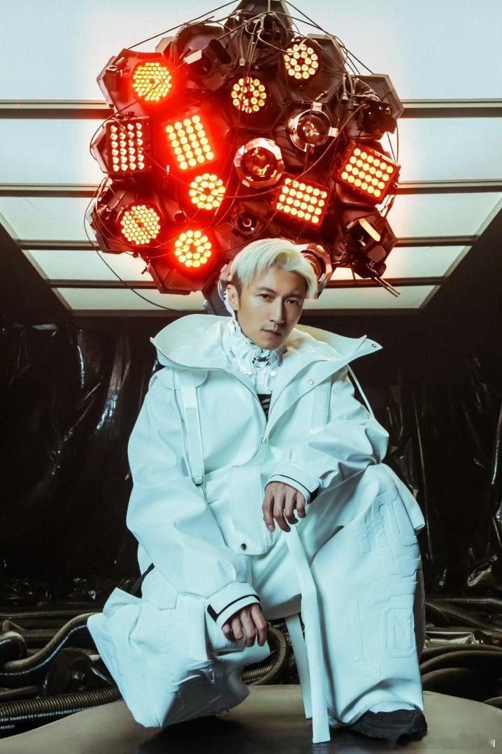 谢霆锋推倒重来MV科技异化现实，但谢霆锋还在用摇滚反抗。幕后碎片里那些机械与自然