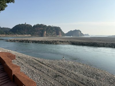 乐山大佛管委会在自然水域发布“禁泳令”引争议