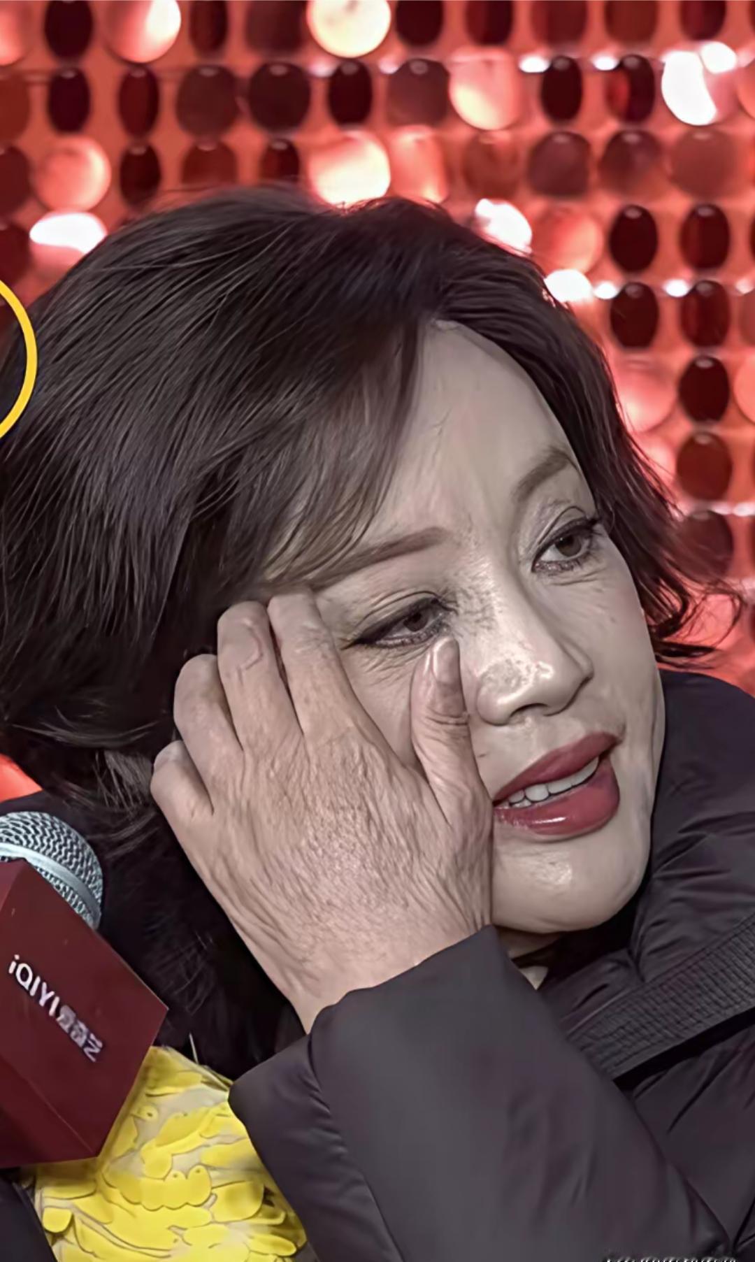 刘晓庆的双手暴露了一切。你仔细看她的手背，青筋像老树的根一样盘虬。七十岁的人