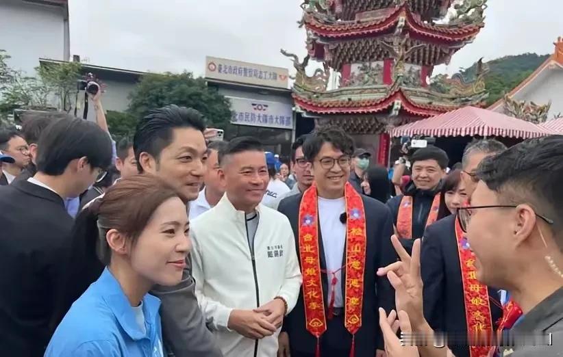 4月25日，寻求连任的台北市长蒋万安在台北街头偶遇挑战者，民进党籍台北市长参选人