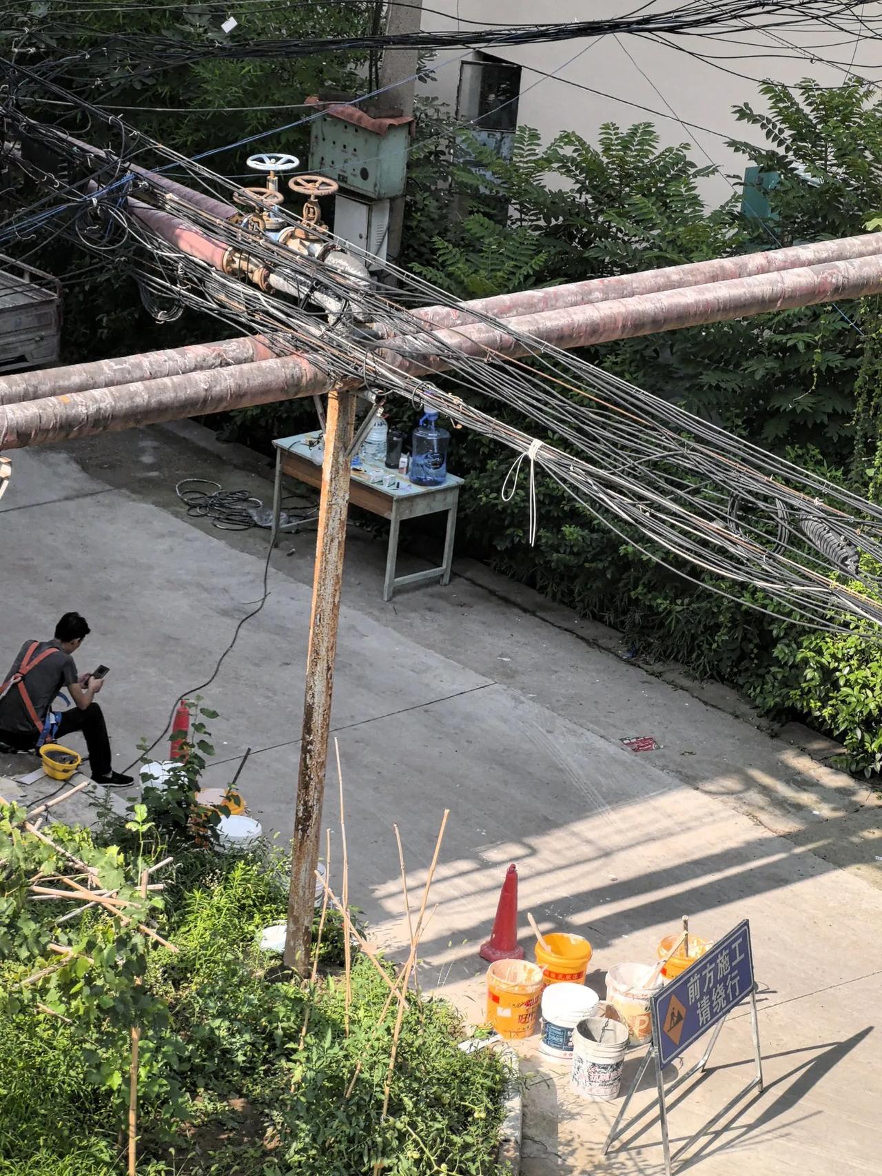 西安地表温度超60℃你会选择出门吗最近，陕西最热的话题是，这老天是要热死人的热?