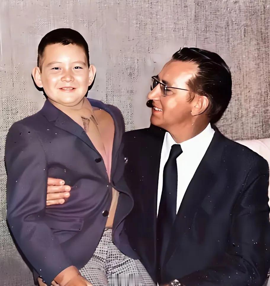 费翔小时候和爸爸的合影，小时候的飞翔长的很健壮，这么大就好有气魄，继承了爸爸高大