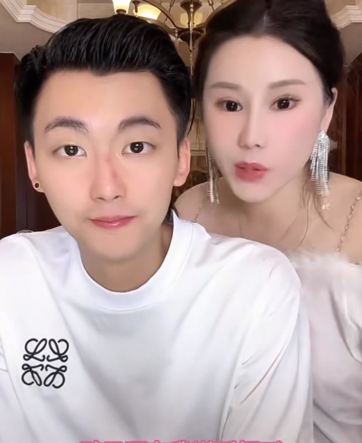 居然有网友称蜜宝妈妈说话声音像鸭子。然而蜜宝妈妈丝毫不恼，反倒诙谐地讲：