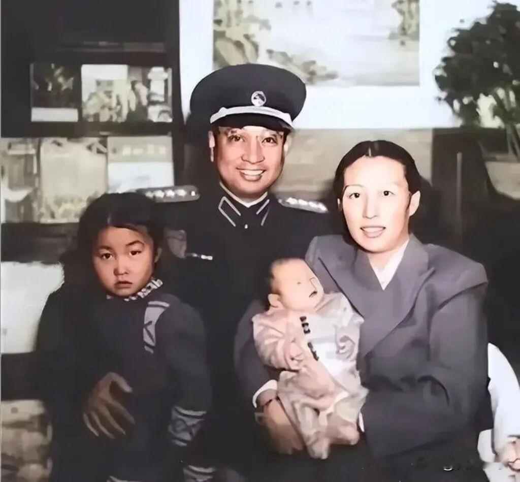 陈赓一生共育有五个孩子。长子陈知非，是陈赓与革命烈士王根英所生；1939年3月，