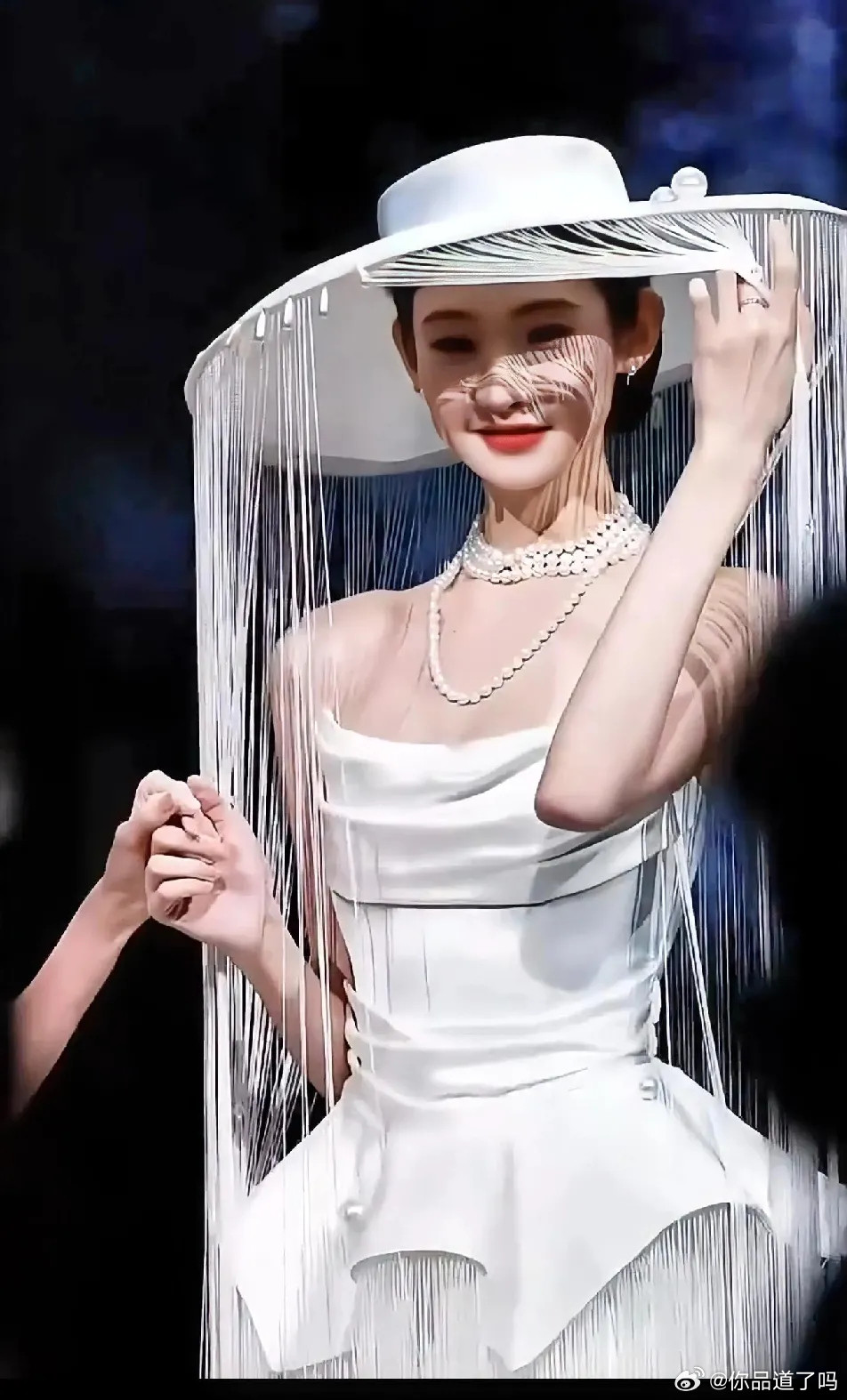 李一桐这格局真的绝了！一般女明星看到张艺凡这种又惊艳、身材又高挑的，估计都想尽量