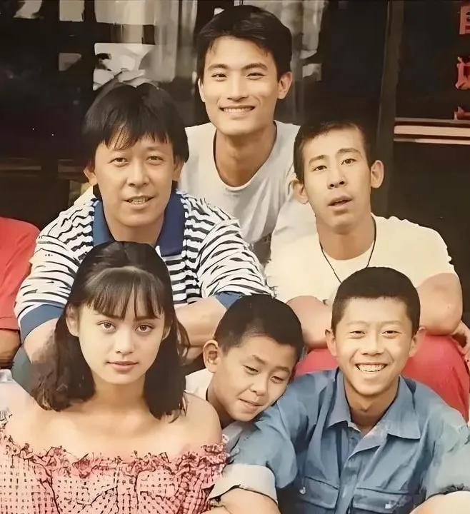 三十年的光阴有了。那时，姜文顶多三十出头，没法和后来的高大帅比，看着就是临村的小