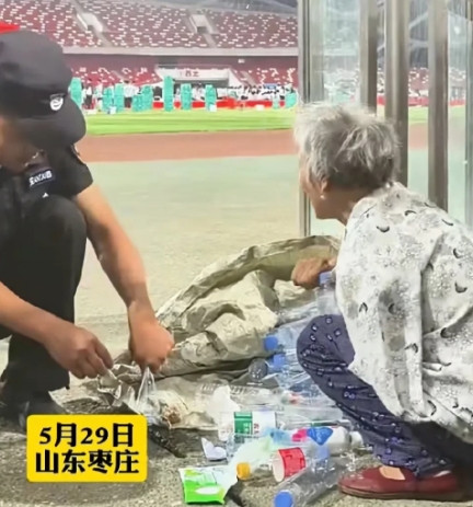 泪目！山东枣庄，一所大学的毕业晚会正热闹，75岁独臂老人悄悄来到现场想捡点瓶子贴