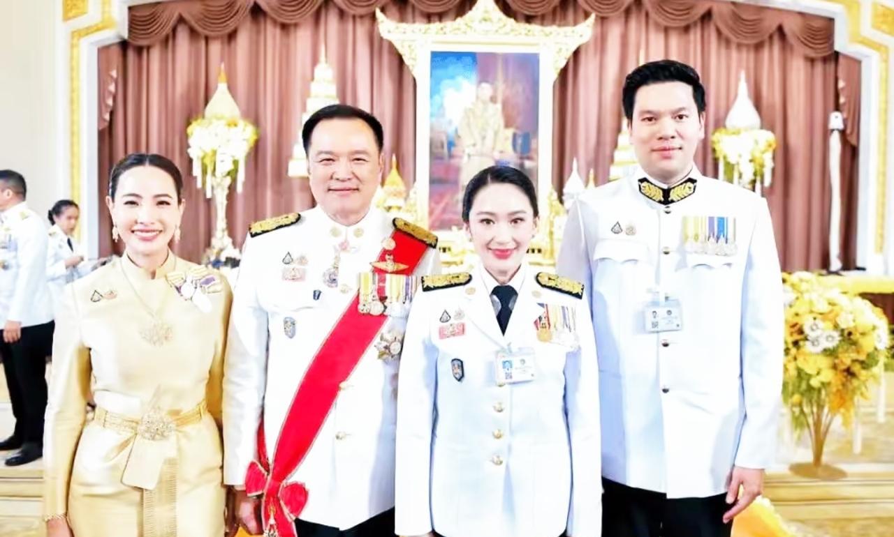 【泰国前总理佩通坦与现任总理阿努廷罕见同框合影】前总理佩通坦与现任总理阿努廷，