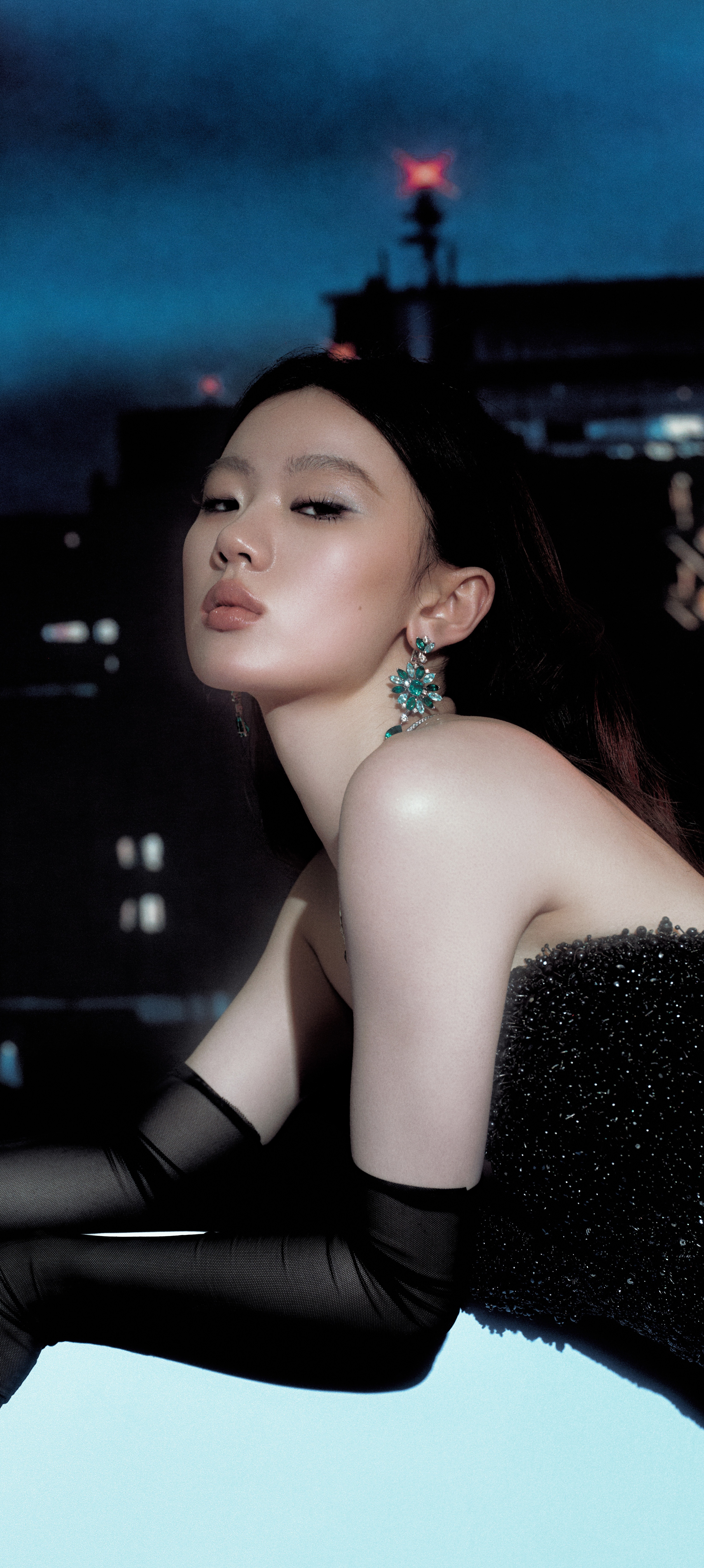 单依纯浓颜暗黑风壁纸，抹胸黑裙丝袜点缀，清冷酷美感满满。单依纯