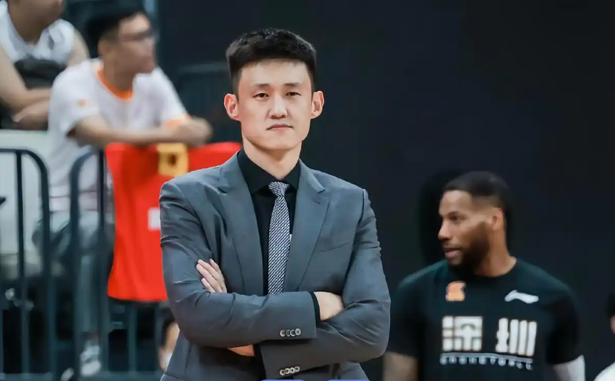 广东男篮俱乐部需尽早培养年轻主教练，进行科学、职业化的规划发展，从长远角度打造一