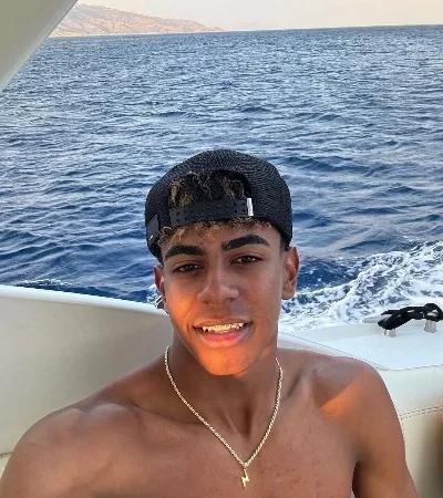 太炸裂了！年纪轻轻的亚马尔竟然脚踏两只船！这是彻底飘了！还没有多么大的成绩现在就