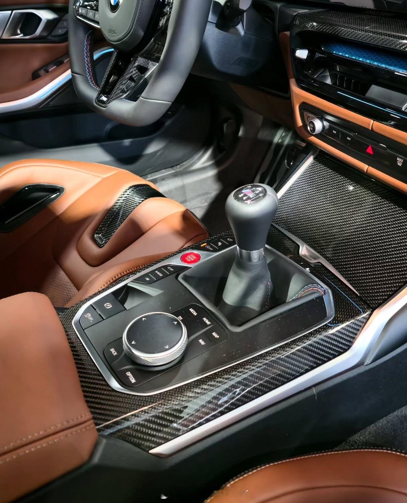 这台宝马G80M3配备的是个性化定制的LagunaSecaBlue车漆，其