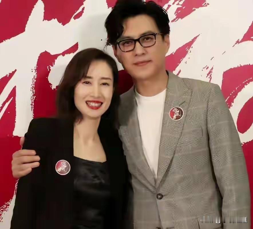 只能说靳东的眼光太准了！他的判断一点都没错。当年《伪装者》合作完，