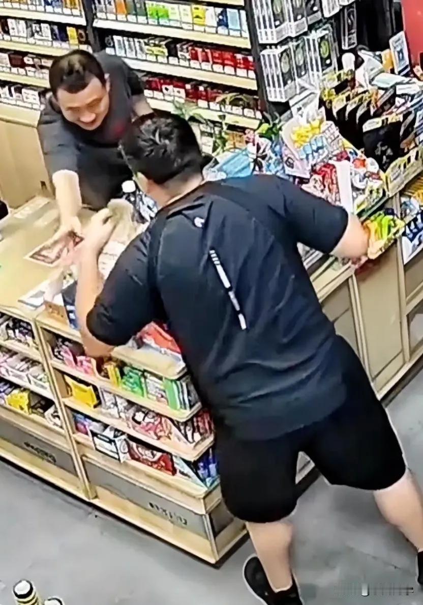 暖心！郑州超市老板雨天送袋不手软，收获的回报太戳人郑州一家社区超市里，最近