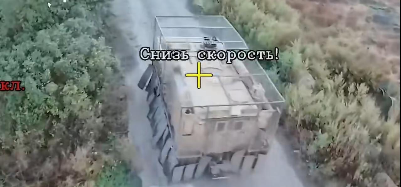 红利曼方向，一辆乌军的“獒犬”防地雷反伏击车被俄军西部集群的光纤FPV摧毁。从