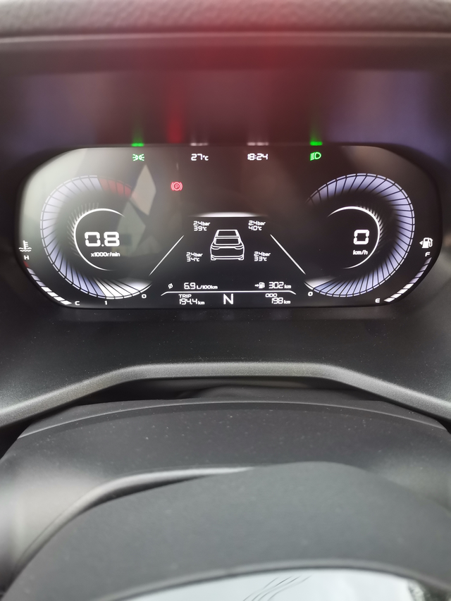 油耗不高不低提车第三天，驾驶200公里，目前油耗7个左右，乘坐一直4人，60公