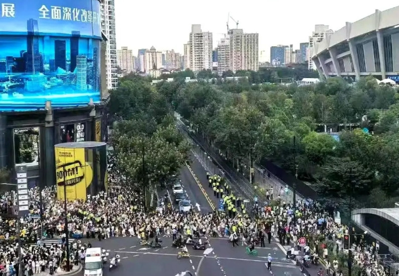 封路、婚纱、家长等候区，时代少年团把上海体育场变成巨型游乐场。文旅局批条子，是