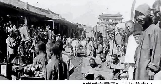 1898年，谭嗣同被活活砍了30刀，临死前，妻子哭得肝肠寸断说：“我想给你留个后