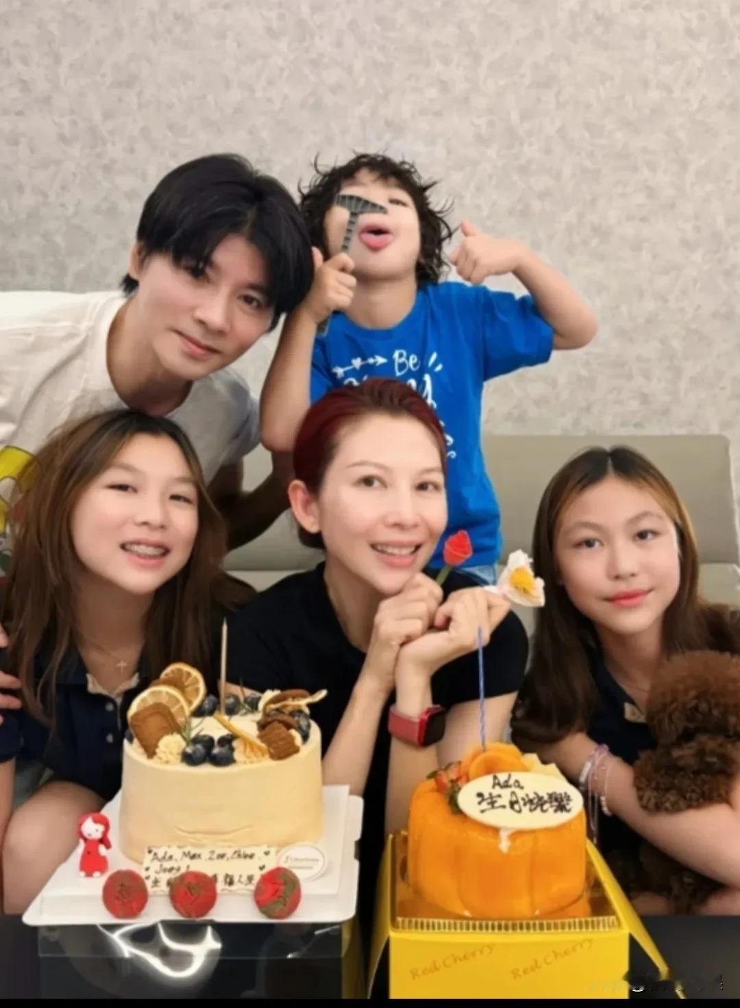 蔡少芬52岁生日，在家庆祝生日，老公张晋送花送蛋糕，向妻子深情表白。看她晒全家