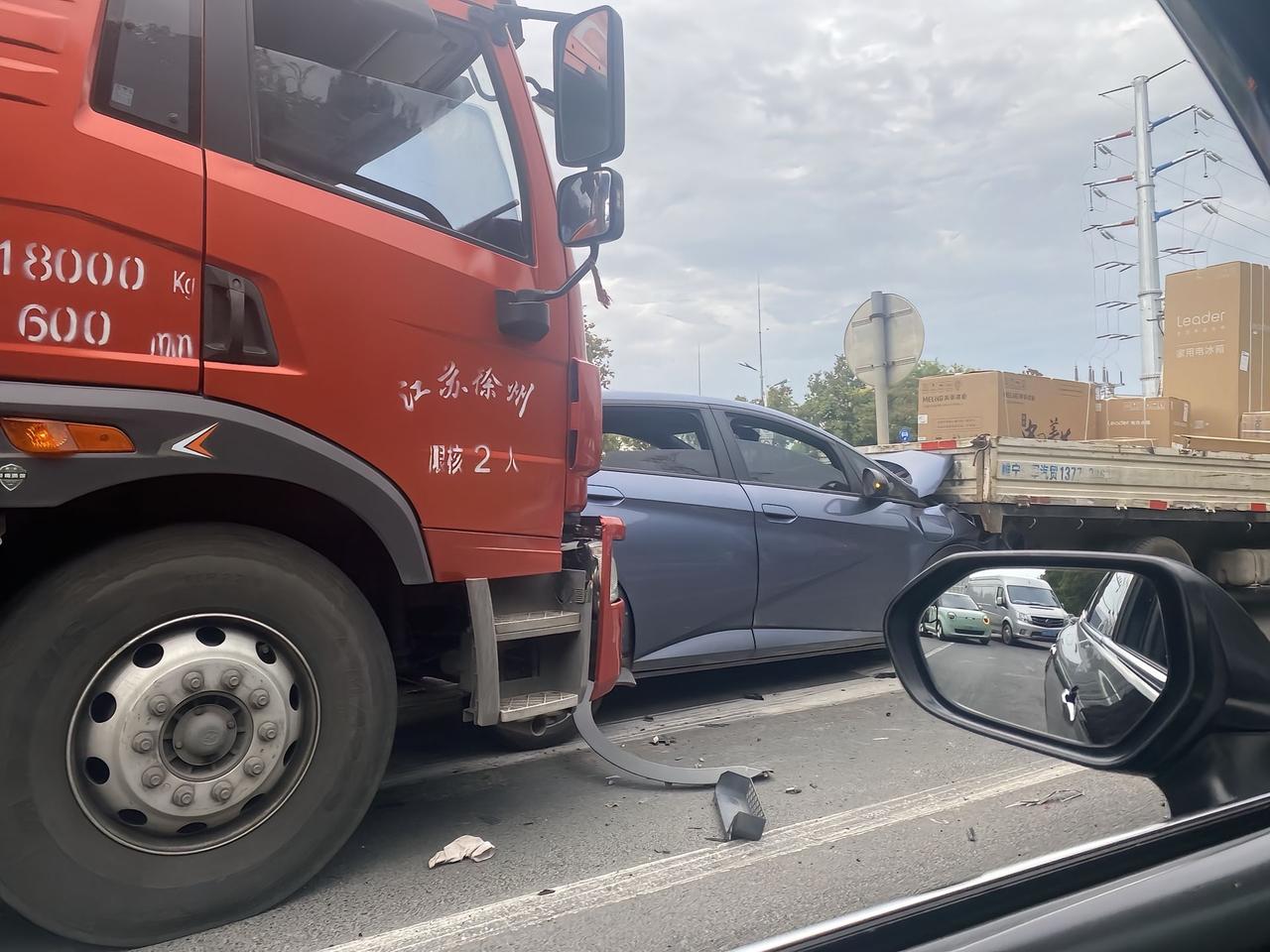 这台比亚迪，实力和运气都不错！前后排都完好，顶住了大车的前后夹击！​​​