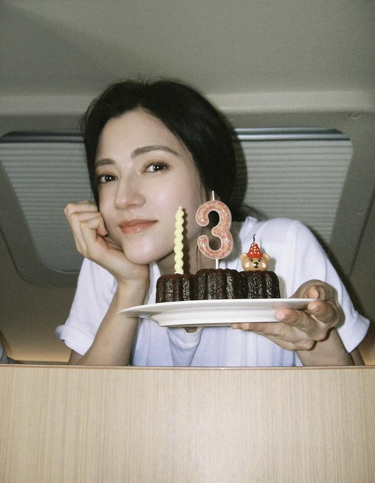 6月29日，娜然晒美照，一直以为她是高冷气质，还有这么可爱的一面，嘻嘻！娜然